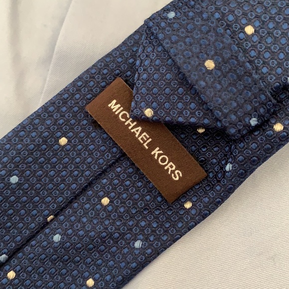 Michael Kors dress shirt and tie - Picture 3 of 3